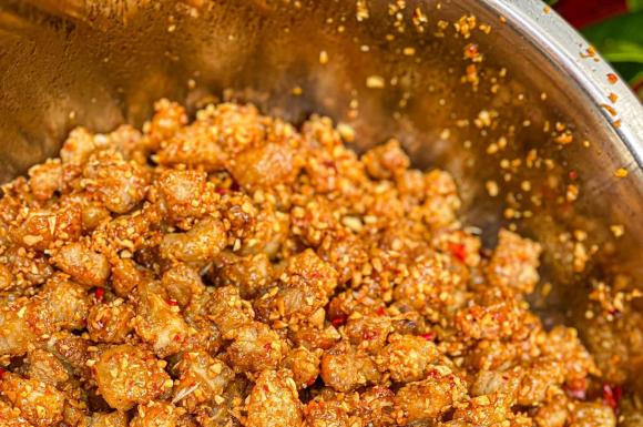 How to make crispy and flavorful rimmed pork belly fat crackling