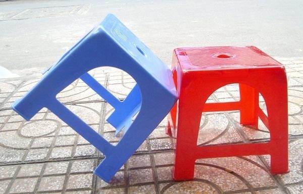 The Hidden Purpose of the Small Circular Hole on Plastic Chairs: A Valuable Function Often Overlooked.