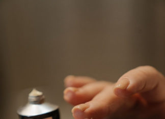 Learn the simple French girl makeup techniques to achieve a natural and beautiful look like a poetess.