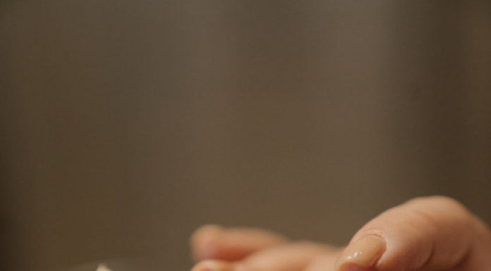 Learn the simple French girl makeup techniques to achieve a natural and beautiful look like a poetess.