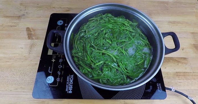 Should vegetables be boiled with an open lid or covered to retain their freshness and nutritional value?