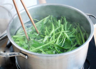 Add this one thing to your boiled morning glory to keep it vibrant and prevent it from turning black