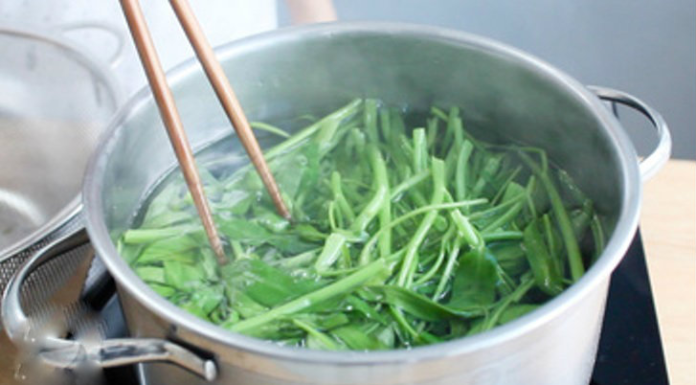 Add this one thing to your boiled morning glory to keep it vibrant and prevent it from turning black