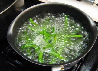 Boiling water spinach without blanching it first is wrong: Put this ingredient in before the vegetables to keep it fresh and crisp, without worrying about turning black.