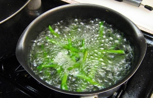 Don’t put spinach into the pot too quickly when boiling: Add this ingredient first, and you will have crispy and non-discolored greens