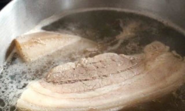 Boiling meat to remove toxins and make it tender: Remember to do this additional step for a safe and enjoyable meal.