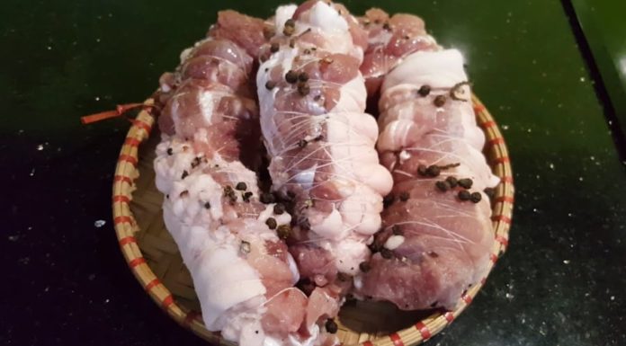 Deliciously Tender and Crispy Boiled Pork Leg: A Mouthwatering Twist