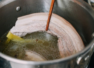 Boiled Pork: Hot or Cold Water? Add this One Ingredient for Clean and Delicious Meat