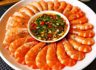 Boil shrimp with more than just cold water and lemongrass; Add a dash of seasoning to make the shrimp tender, flavorful, and succulent.