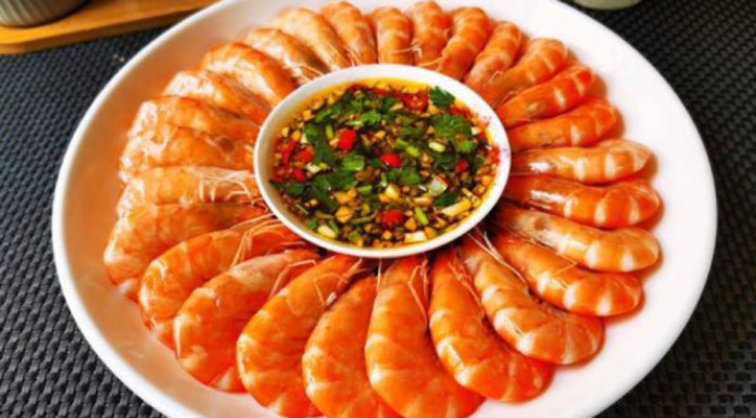 Boil shrimp with more than just cold water and lemongrass; Add a dash of seasoning to make the shrimp tender, flavorful, and succulent.