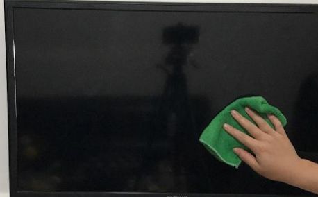 Don’t wipe your dirty screen randomly! Follow this trick for a shiny, dust-free display