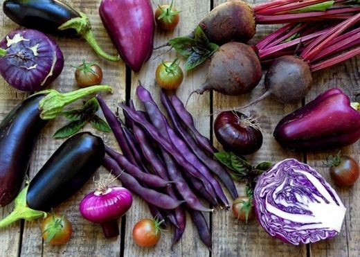 The ingredients that make up the color purple of food are extremely beneficial for the skin, the darker the purple, the better.