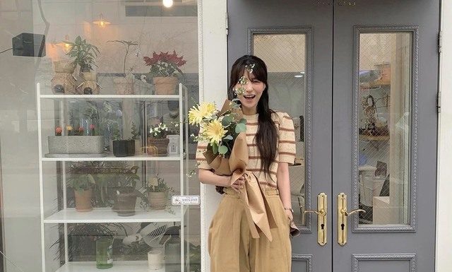 Korean beauties suggest ways to style neutral-colored pants for early autumn.