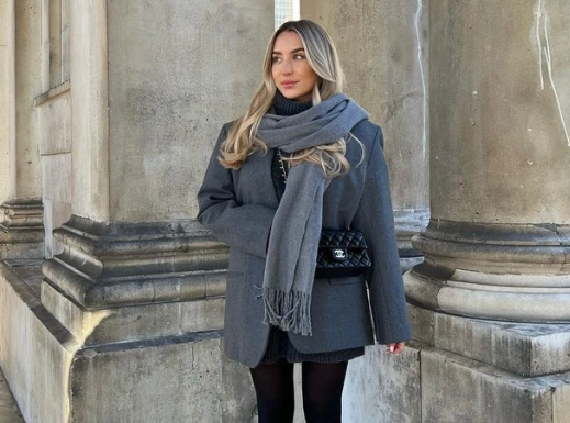 Gray is still the hot trend this cold season, greatly loved by fashionable trendsetters.