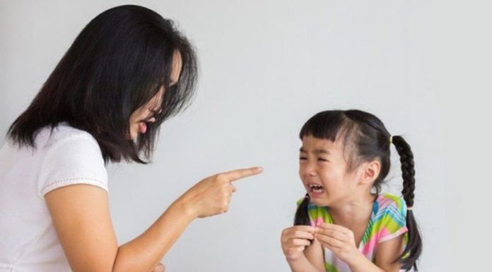 Little girl constantly “competes, fights” with her mother, no small matter, what should the mother do?