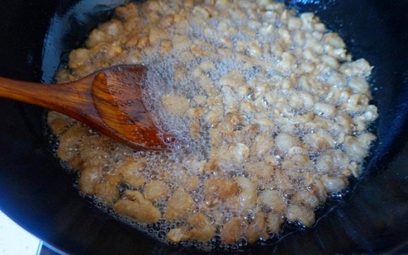 Frying pork with this type of grain, every piece turns out white, fragrant, with no worry of turning yellow or smelly.