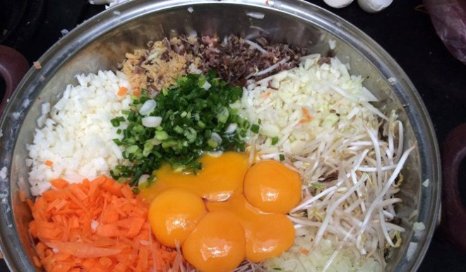 Crispy and Delicious: Try this 1 Extra Step before frying spring rolls, and enjoy 10 perfectly golden and non-greasy pieces every time