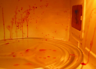 Quick and easy microwave cleaning tips using lemon or vinegar