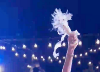 Minh Tú catches the wedding bouquet from Puka, preparing to fulfill her promise of getting married after a 2-year delay.