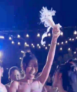 Minh Tú catches the wedding bouquet from Puka, preparing to fulfill her promise of getting married after a 2-year delay.