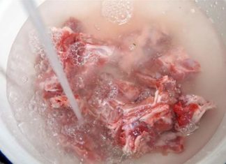 The longer you simmer the bones, the stronger the aroma becomes, resulting in a clear and savory broth.