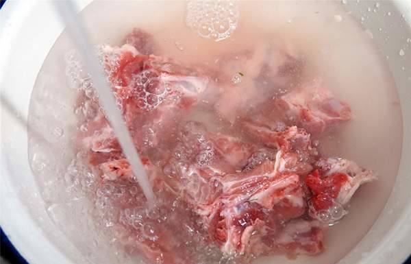 The longer you simmer the bones, the stronger the aroma becomes, resulting in a clear and savory broth.