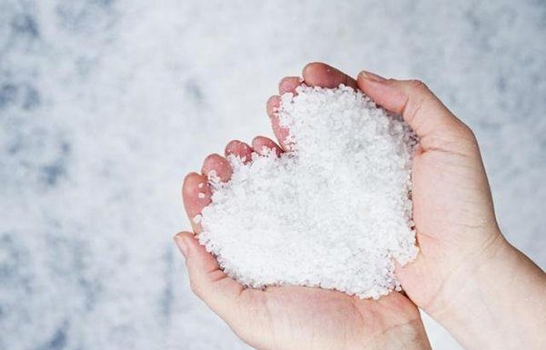 Using too much salt can make you fat, but using a lot of salt on your skin in this way will make you look beautiful
