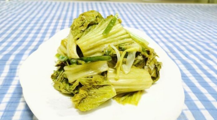 The Surprising Trick to Make the Best Pickled Cabbage: Pouring Hot Water Over Salt Turns it into Delicious and Crunchy Salted Cabbage