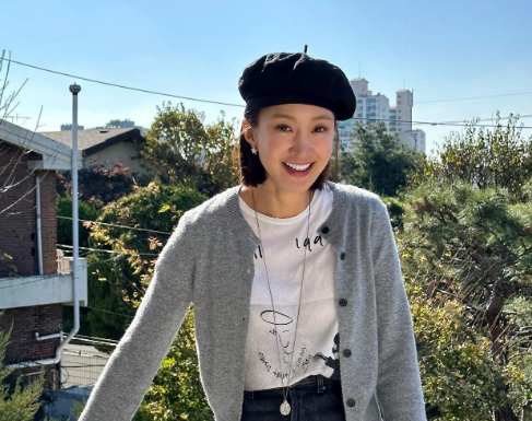 “Age-defying Fashion Hacks from “Garden of Stars” Beauty at 40+”