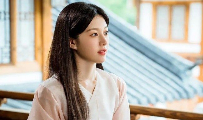 The New Muse: South Korea’s Beauty Icon Embraces the 7 Skin Method to Maintain Flawless Skin