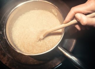 Don’t pour water right into the pot when cooking porridge: To make the porridge quick, soft, and delicious, just need one thing