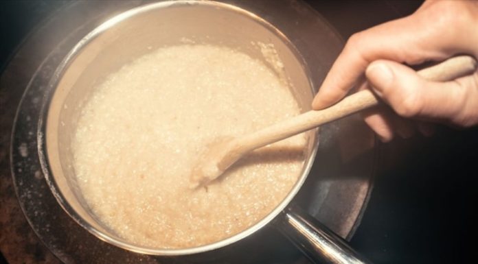 Don’t pour water right into the pot when cooking porridge: To make the porridge quick, soft, and delicious, just need one thing