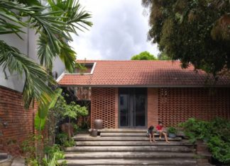 Remember the words of the elders at the end of the year “If you’re poor, don’t fix your house. If you’re rich, don’t move your grave”, don’t make mistakes and lose luck for three generations.