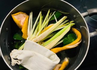 Miss Ngoc Han still makes her own shampoo like this to take care of her hair loss.