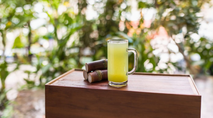 Why do sellers of sugarcane mix with kumquat when pressing it? Remember to be careful when drinking sugarcane juice.