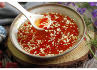 Upgrade Your Dipping Sauce: Add Garlic and Chili for a Stunning Twist