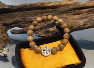 Differentiating genuine from fake agarwood bracelets, a guide to attract fortune and abundance.