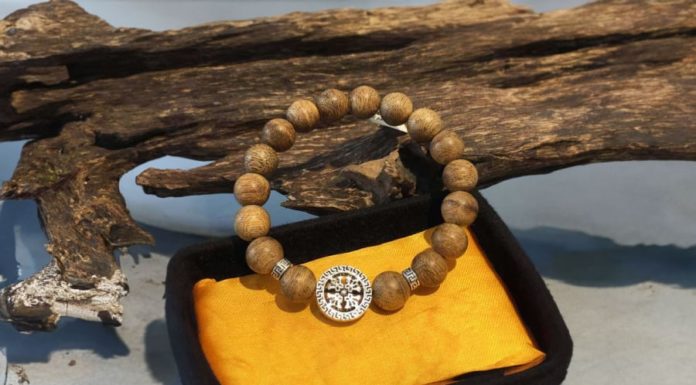 Differentiating genuine from fake agarwood bracelets, a guide to attract fortune and abundance.