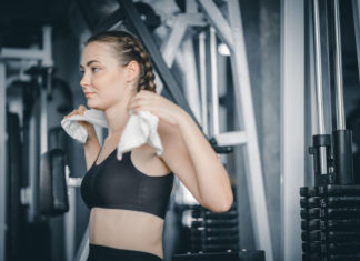 Before hitting the gym without removing makeup can damage the skin, ladies should definitely take note.