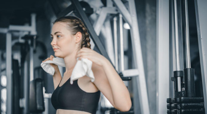 Before hitting the gym without removing makeup can damage the skin, ladies should definitely take note.