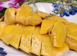 Boiling chicken without salt and broth: This is the secret water that makes the chicken meat tender, juicy, and flavorful