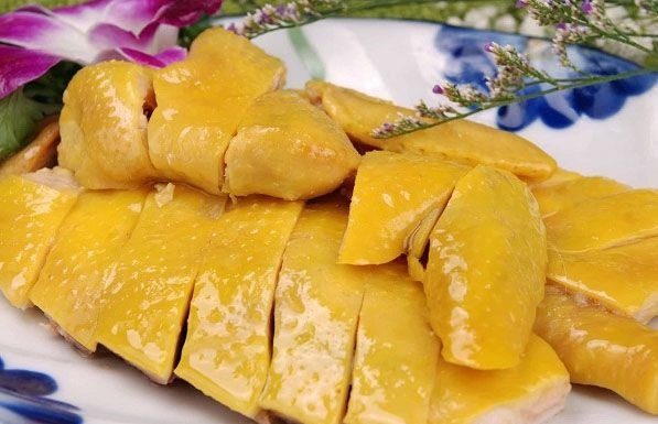 Boiling chicken without salt and broth: This is the secret water that makes the chicken meat tender, juicy, and flavorful