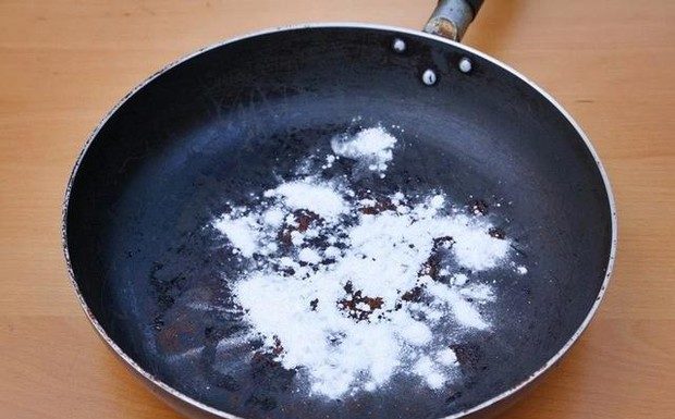 Learn how to sprinkle this magic ingredient onto a burning black pan, and watch it miraculously clean in just 10 minutes!