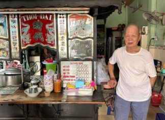 Chinese noodle restaurant in Phu Nhuan district run by an 90-year-old man for over half a century