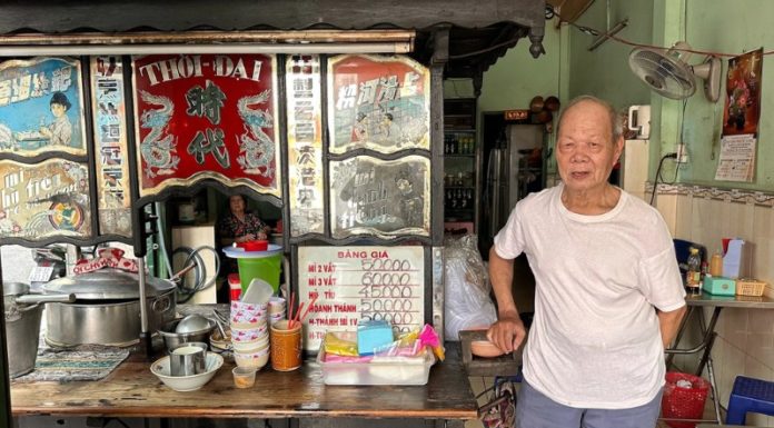 Chinese noodle restaurant in Phu Nhuan district run by an 90-year-old man for over half a century