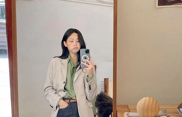 Top 4 Fashionable Accessories to Pair with Jeans on Cold Days