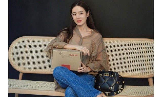 Son Ye Jin’s Passion for Jeans: On and Off Screen, with a Stunning Age-Hacking Trick