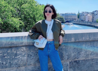 Learn the ultimate fashion tips on how to style jeans like a chic woman over 40