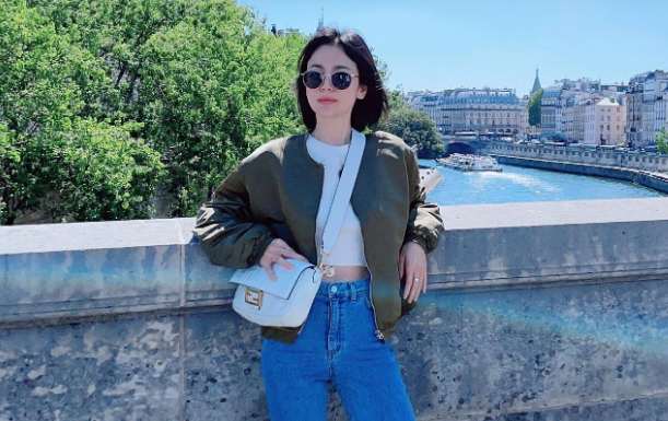 Learn the ultimate fashion tips on how to style jeans like a chic woman over 40