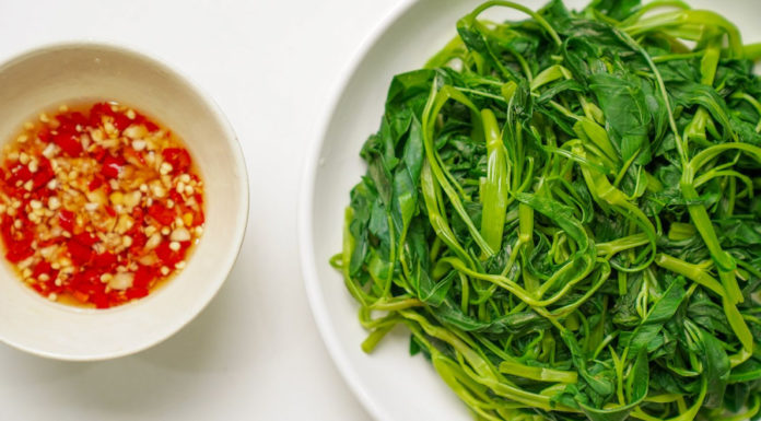 Get Rid of Toxins and Keep Your Water Spinach Fresh: Remember to Boil It with This Ingredient, Enjoy Your Meal